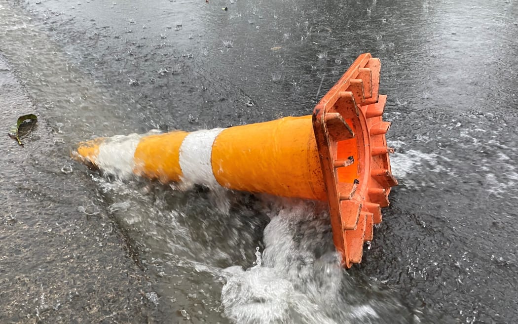 4LCZH6N_rain_roadcone_jpg 4LCZH6N_rain_roadcone_jpg