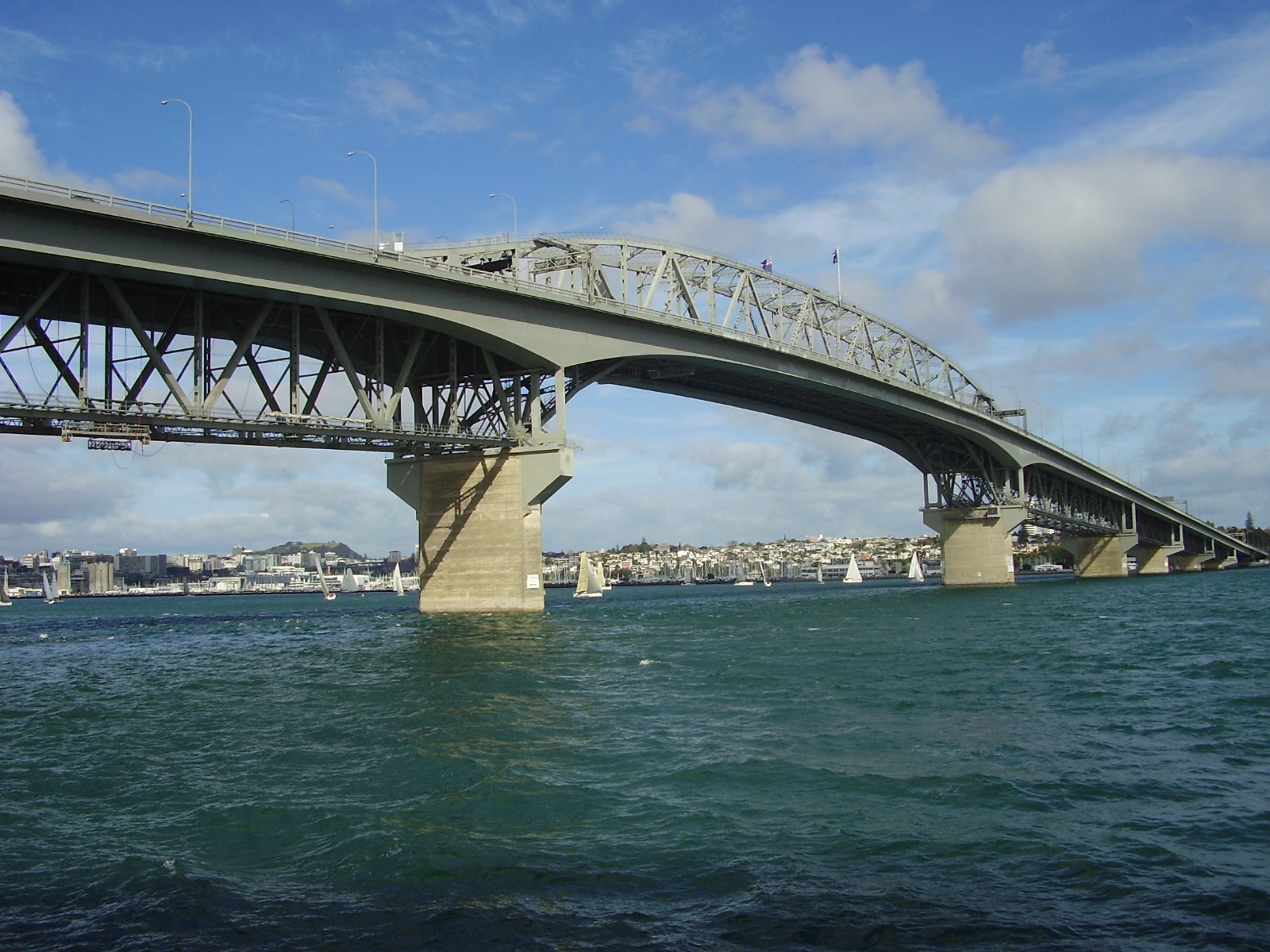 Auckland_Habour_Bridge_(9380408897)