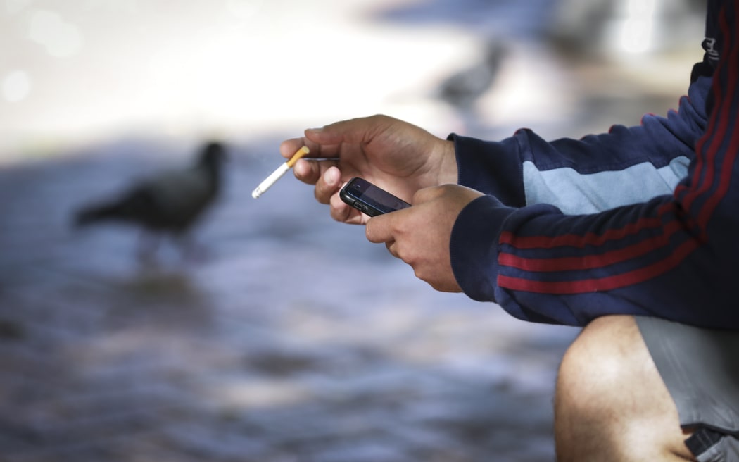 4MWWWZ9_190312-Smoking01_23702 4MWWWZ9_190312-Smoking01_23702